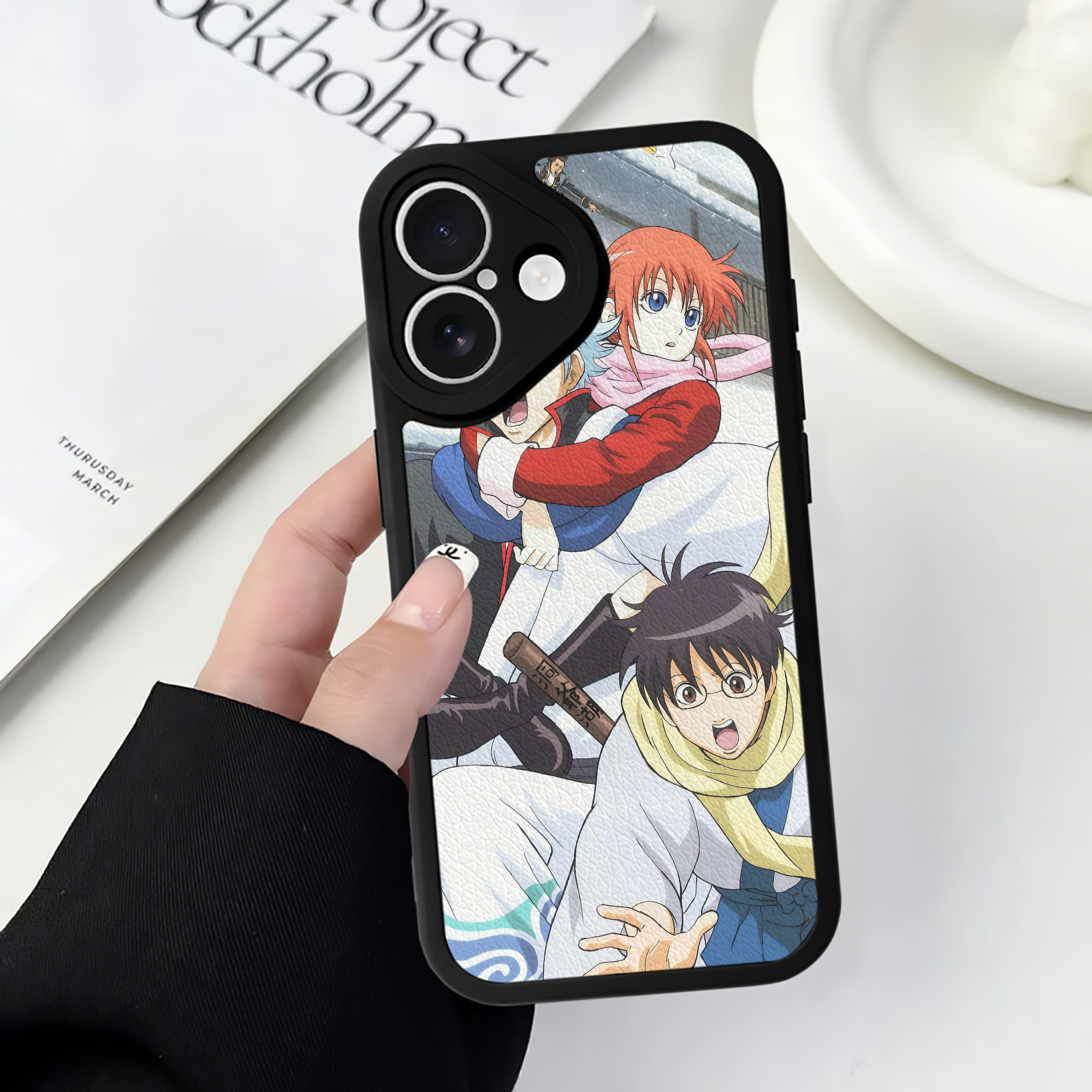 （画像用） ぎんたま 坂田銀時（さかたぎんとき） 神楽 志村新八（しむら しんぱち） GINTAMA Sakata Gintoki Kagura Shimura Shinpachi 【iPhone 16シリーズ対応】シリコンスマホケース（レザー調） 材質：シリコン